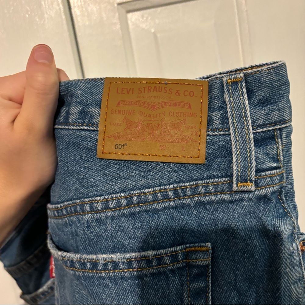 Levi’s 501 High Rise Cut Off Button Fly Shorts - Medium Wash. Size 33 - Picture 3 of 5
